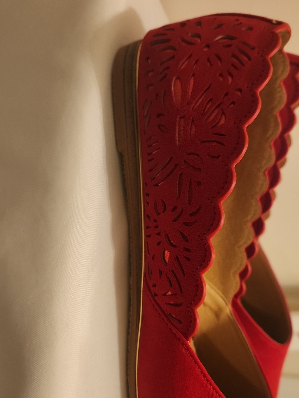 Red Pointed Scalloped Laser-Cut Flats - Picture 3 of 3